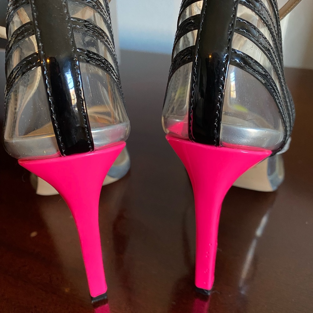Adorable heels for sale. I love how versatile these are because of the colors.